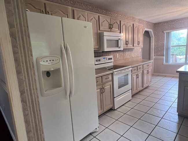 Building Photo - 395 Lake Holley Cir