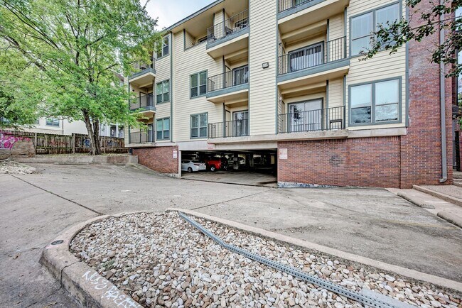 Building Photo - PRELEASE 8/15/2025 2 bed 2 bath