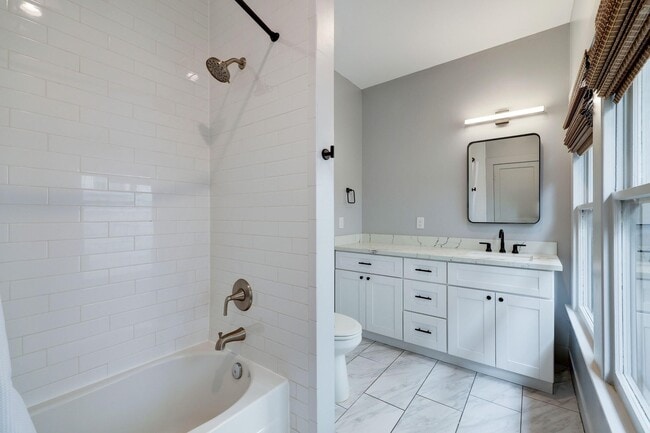 Building Photo - 1032 E 6 1/2 St