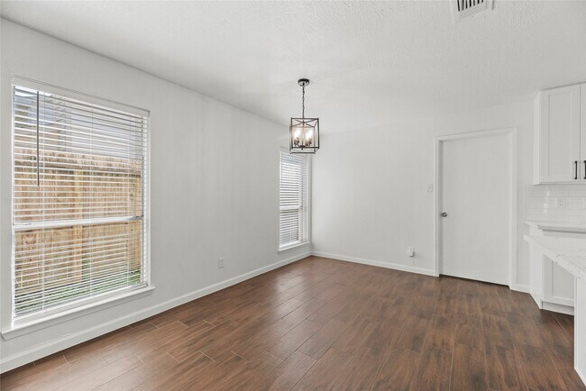 Building Photo - 15362 Meadow Village Dr