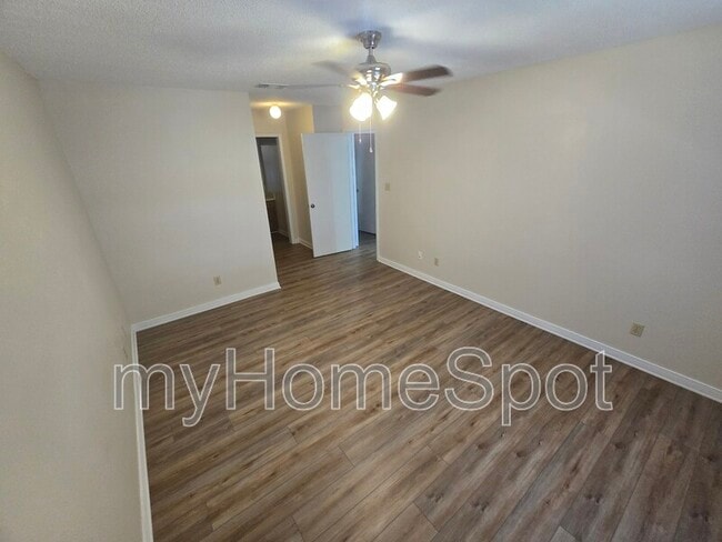 Building Photo - 8430 Country Walk Dr