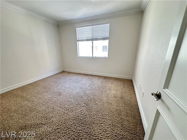 Building Photo - 270 E Flamingo Rd