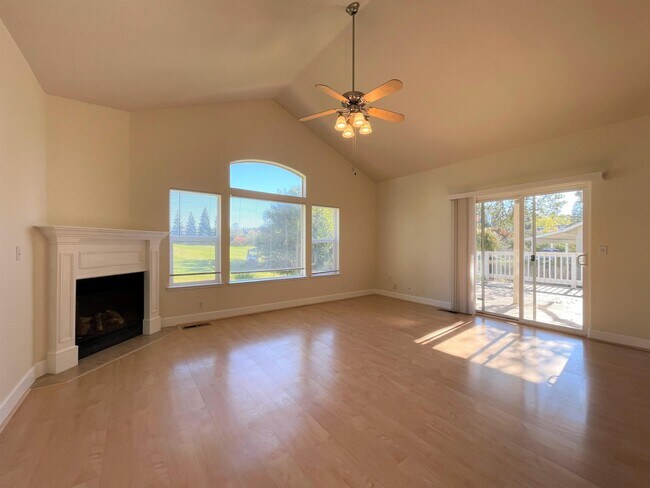 Building Photo - 929 Yosemite Dr