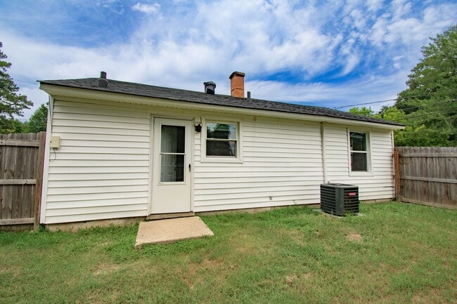 Building Photo - 2 Bedroom 1 Bathroom- No Pets