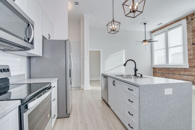 Building Photo - 2 Bed 2 Bath Apartment In Middle of Harlem!