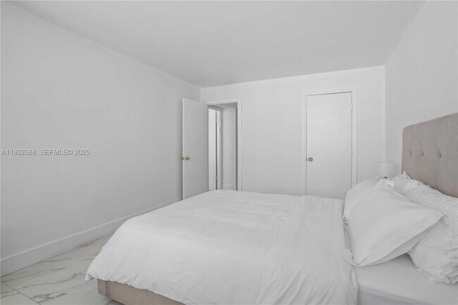 Building Photo - 18051 Biscayne Blvd