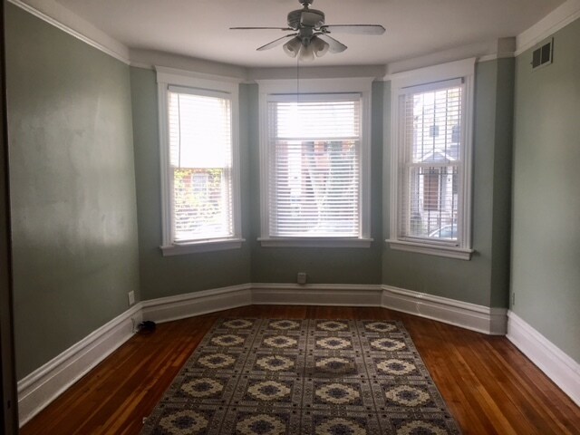 Living room empty - 2106 W Fletcher St