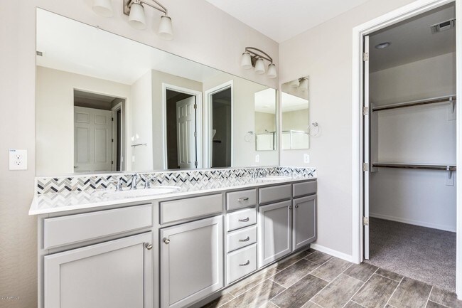 Building Photo - 3786 E Robert St