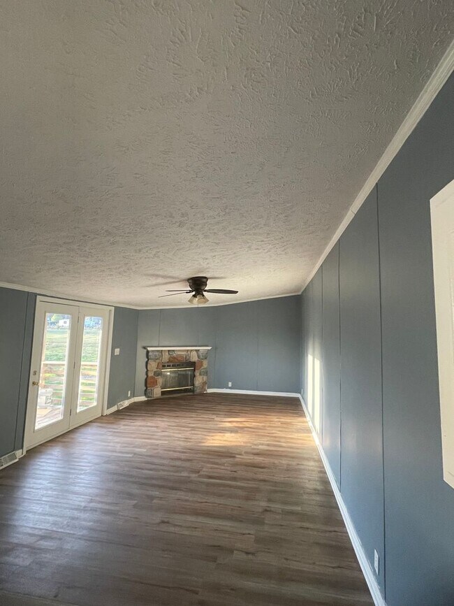 Building Photo - 4 bedroom, 2 bath doublewide trailer