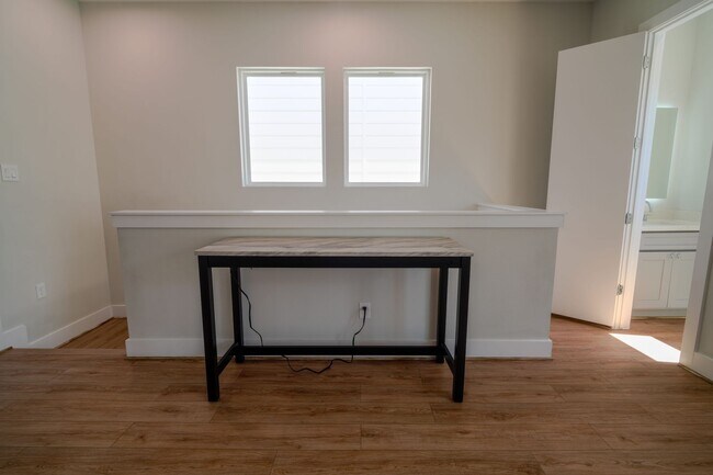 Building Photo - Modern Comfort in a Prime Location