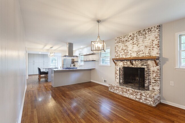 Building Photo - Very Spacious 4/3 w/ Finished Basement in ...