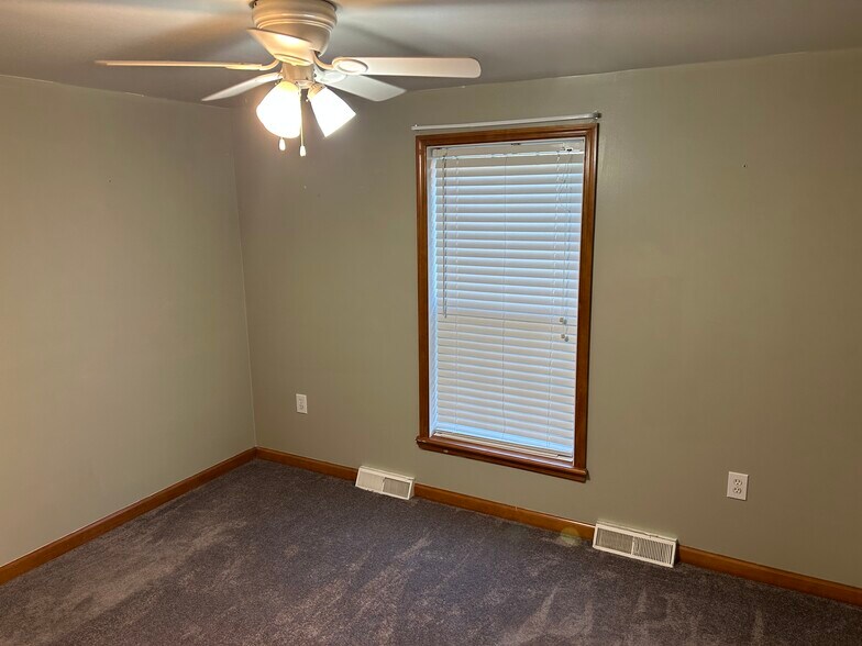Building Photo - 3383 Colonial Dr