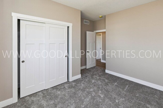 Building Photo - Stunning ranch-style home in Altoona featuring 4 bedrooms and 3 bathrooms, with a finished walk-o...