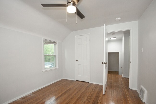 Building Photo - 3 Bed/1.5 Bath Single Family Home!