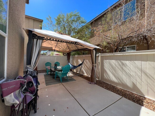 Building Photo - ABSOLUTELY AMAZING! Large 4 bedroom 2 stor...