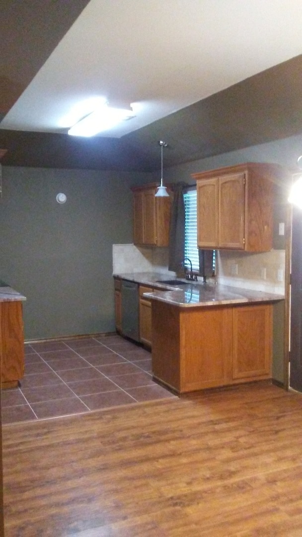 Building Photo - PRE-LEASING FOR FALL. 3 bed, 2 bath, 2 car garage home in Woodcreek Addition!