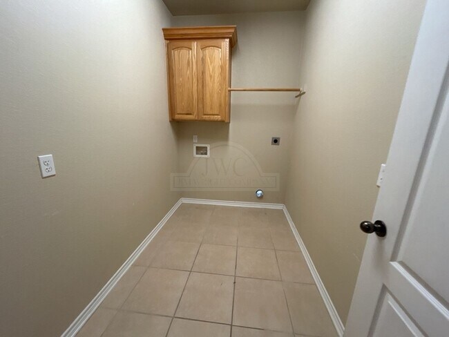 Building Photo - 808 Danny Cir
