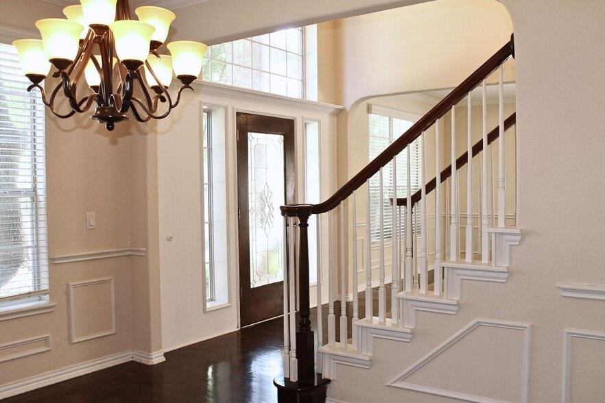 Building Photo - 2719 Hidden Lake Dr