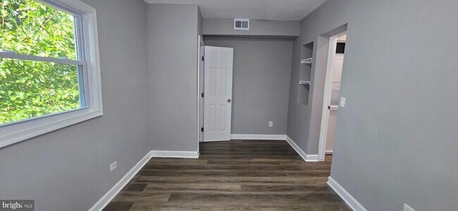 Building Photo - 405 34th St SE