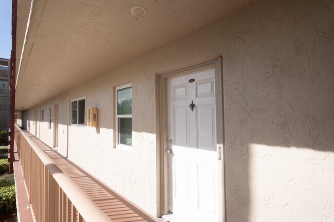 Building Photo - 2108 S Cypress Bend Dr