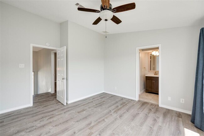 Building Photo - 801 Grassy Knoll