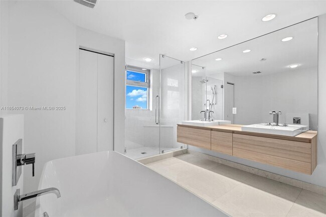 Building Photo - 17301 Biscayne Blvd