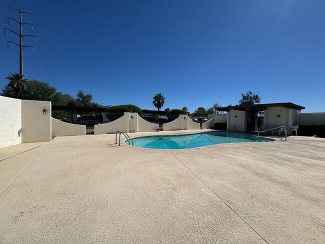 Building Photo - Eastside Townhome