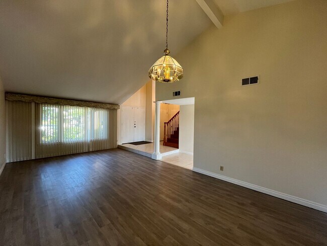 Building Photo - Wonderful Home with 3-Bedrooms, 2-Bath Plu...