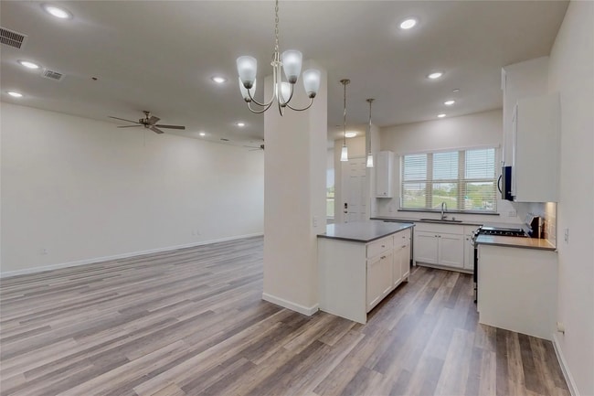 Building Photo - 4 Bed 3 Bath Luxurious Townhome in Frisco!