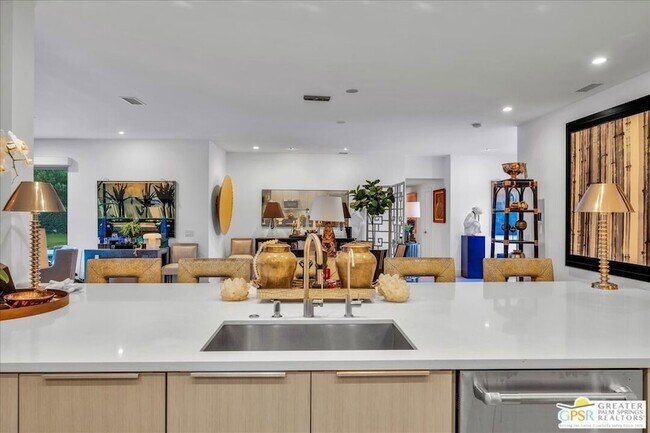 Building Photo - 605 E Sierra Way