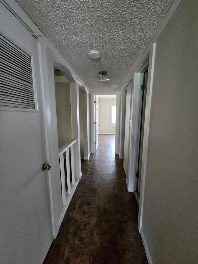 Building Photo - 2 bedroom Townhome off Pensacola Available