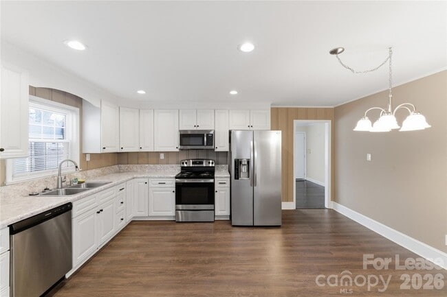 Building Photo - 4000 Fieldcrest Rd