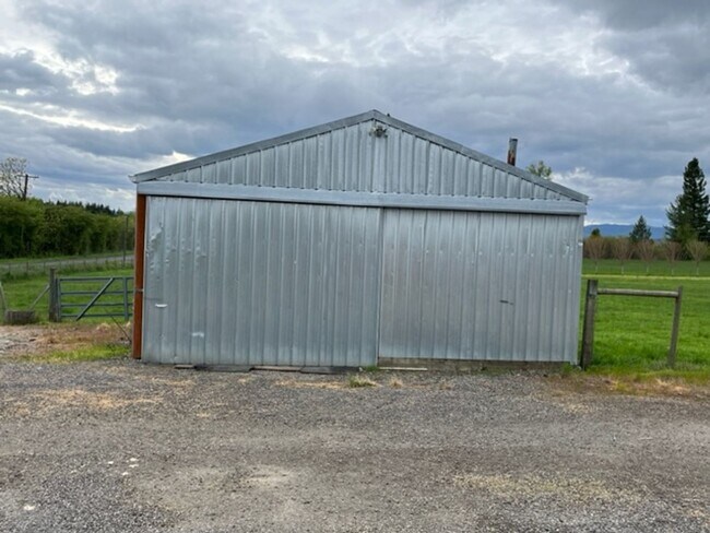 Building Photo - Enjoy the Country living, Home on acres in Yamhill Oregon