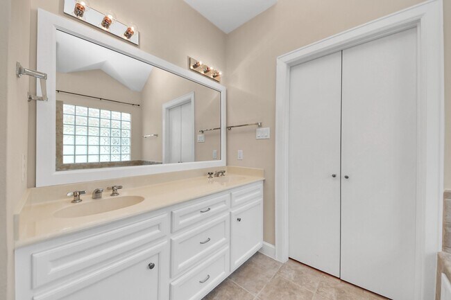 Building Photo - 3703 Main Plaza Dr