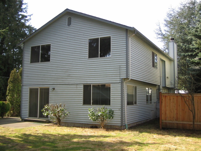 Building Photo - AVAILABLE NOW! Large 3-bedroom/3-bathroom ...