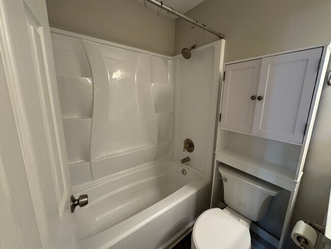 Building Photo - Beautiful 3 bed 2 bath home with open floorplan