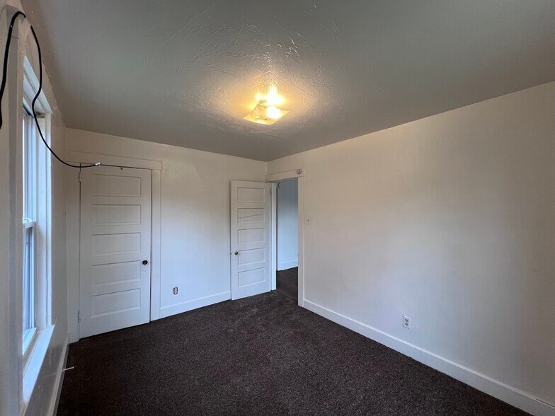 Building Photo - 614 Short St