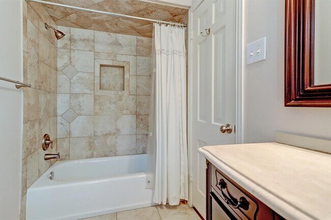 Building Photo - 2607 Avalon Pl