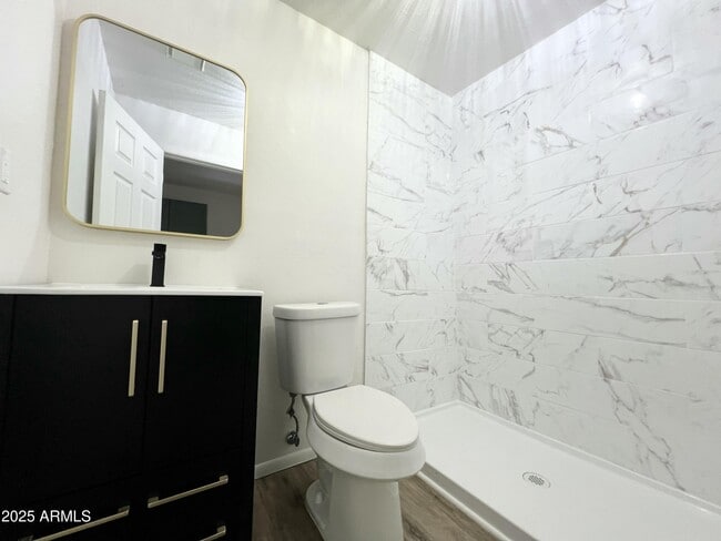 Building Photo - 946 E 12th St