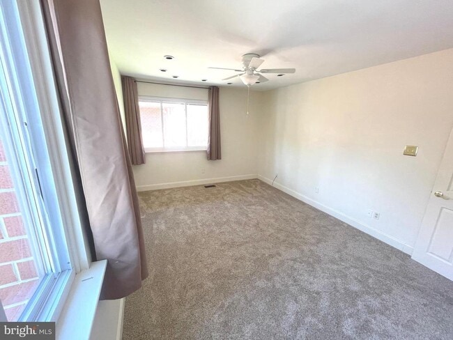 Building Photo - 301 Worthington Dr