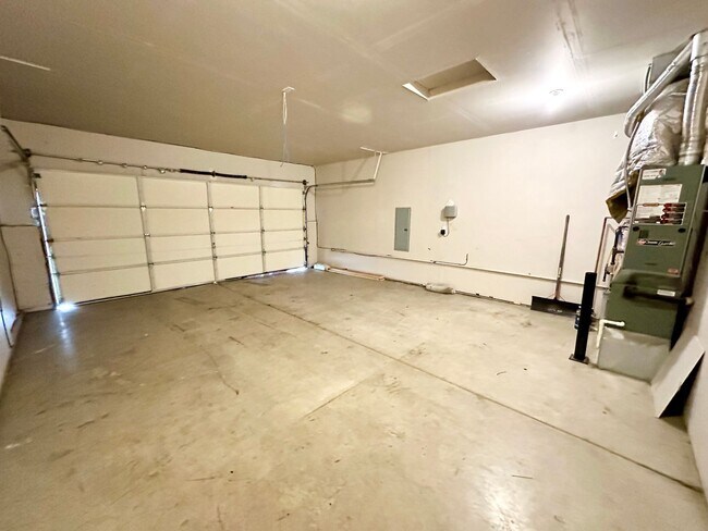 Building Photo - 4 Bed 2 Bath Home with Garage and Yard