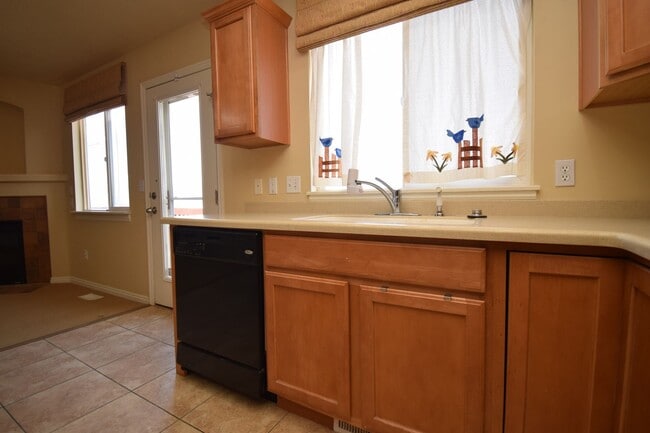 Building Photo - Charming Lakeview 3 Bed Home Near Schools & Churches!!