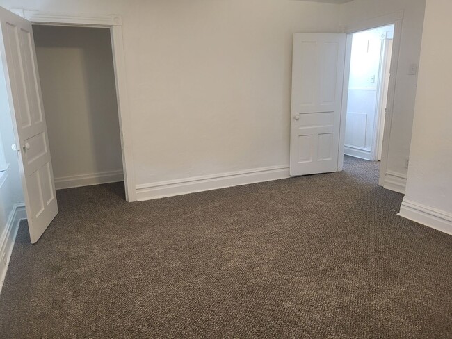 Building Photo - Newly renovated 2 bedroom in Hazelwood! Av...