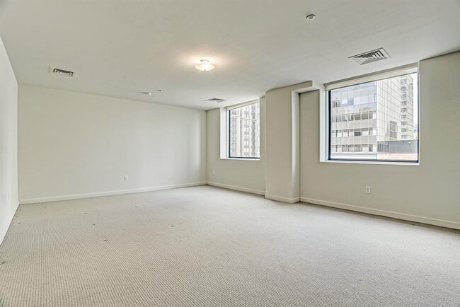 Building Photo - 914 N Main St