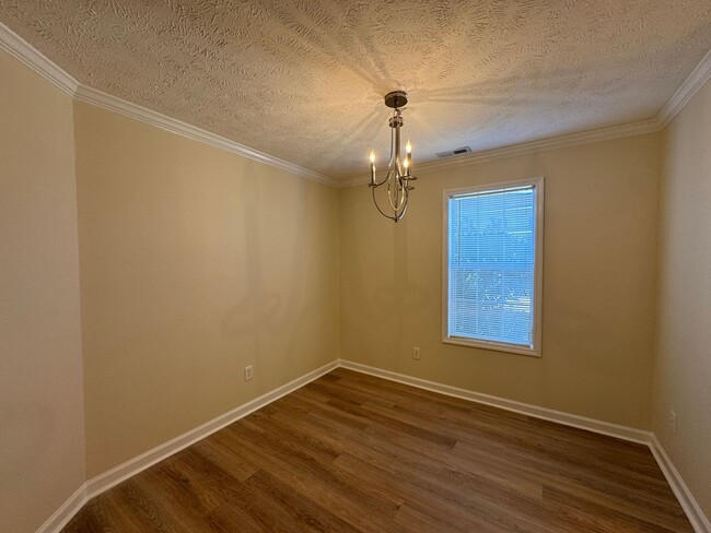 Building Photo - Lovely 2 Bedroom King's Grant Condo