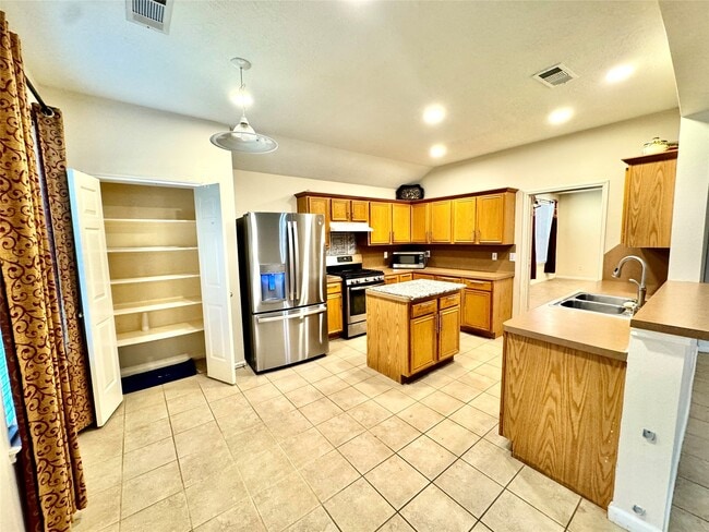 Building Photo - 20303 Misty Cove Dr