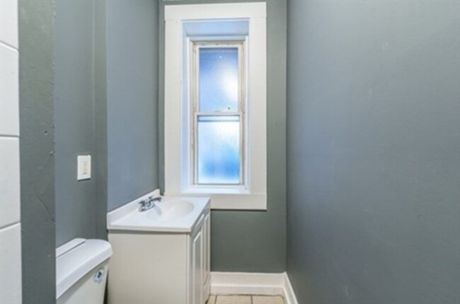Building Photo - 173 Elm St