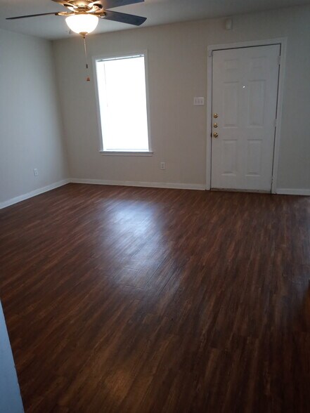 Building Photo - 1210 webhollow Cir