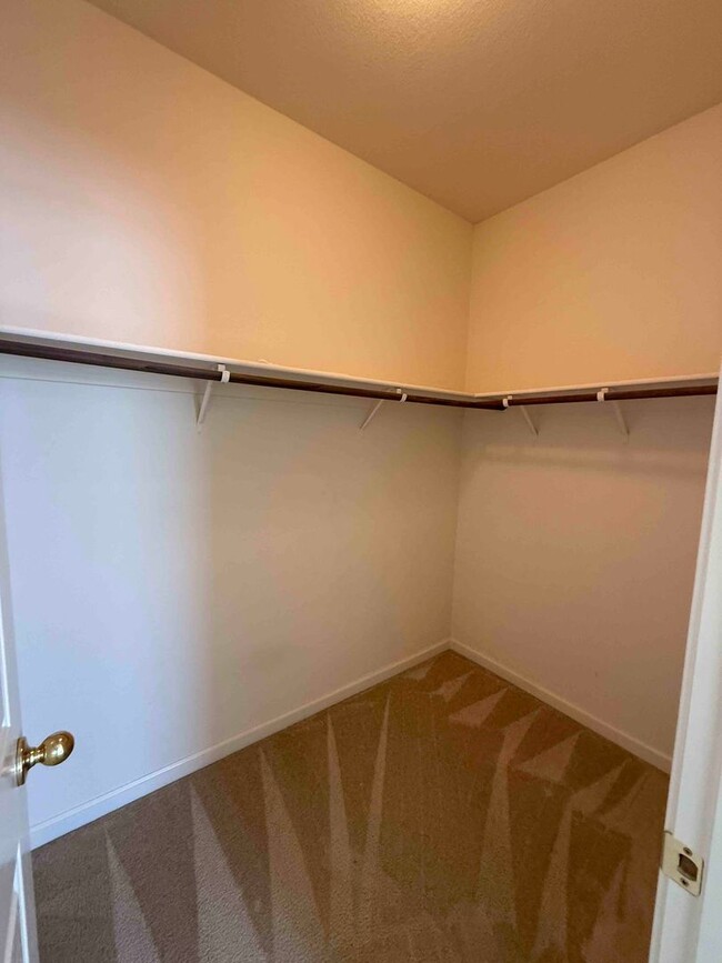 Building Photo - Absolutely Gorgeous Home in Gated Rosevill...