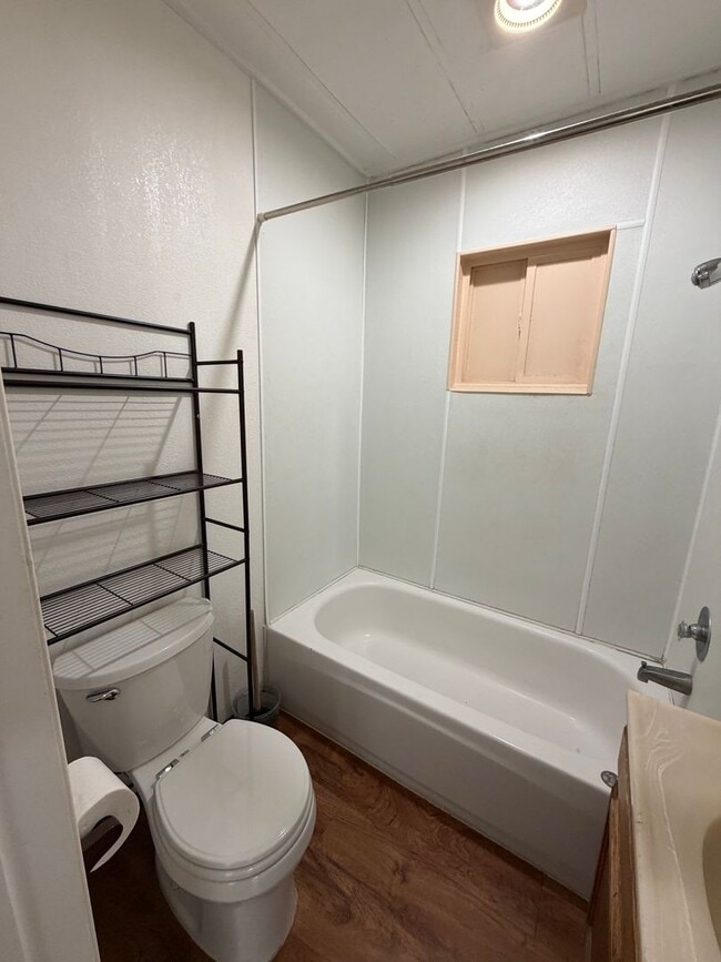 Building Photo - 7 minutes to Sky Lakes Medical Center and Oregon Tech ~Newly renovated 3 bedroom, 1 bath house wi...